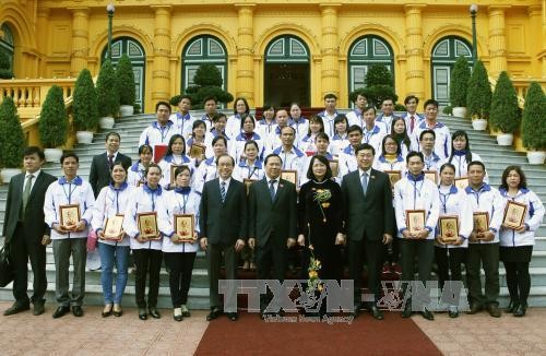 Dang Thi Ngoc Thinh rencontre les enseignants exemplaires  - ảnh 1
